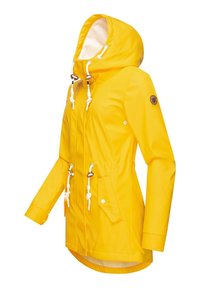 Veste imperméable jaune avec capuche, cordon de serrage, poignets élastiques et poches latérales. Présente un patch logo et une texture lisse et brillante.