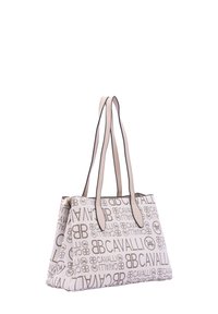 Grand sac fourre-tout en tissu beige avec des motifs de logo marron répétés, deux poignées supérieures, un design structuré et des bordures contrastantes.