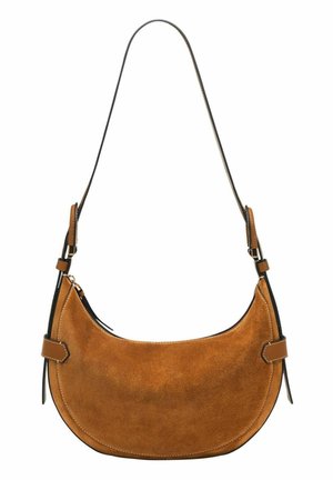 Sac à épaule en daim marron avec une forme courbée, une bandoulière en cuir noir réglable, une fermeture éclair et des accents en cuir marron contrastés.