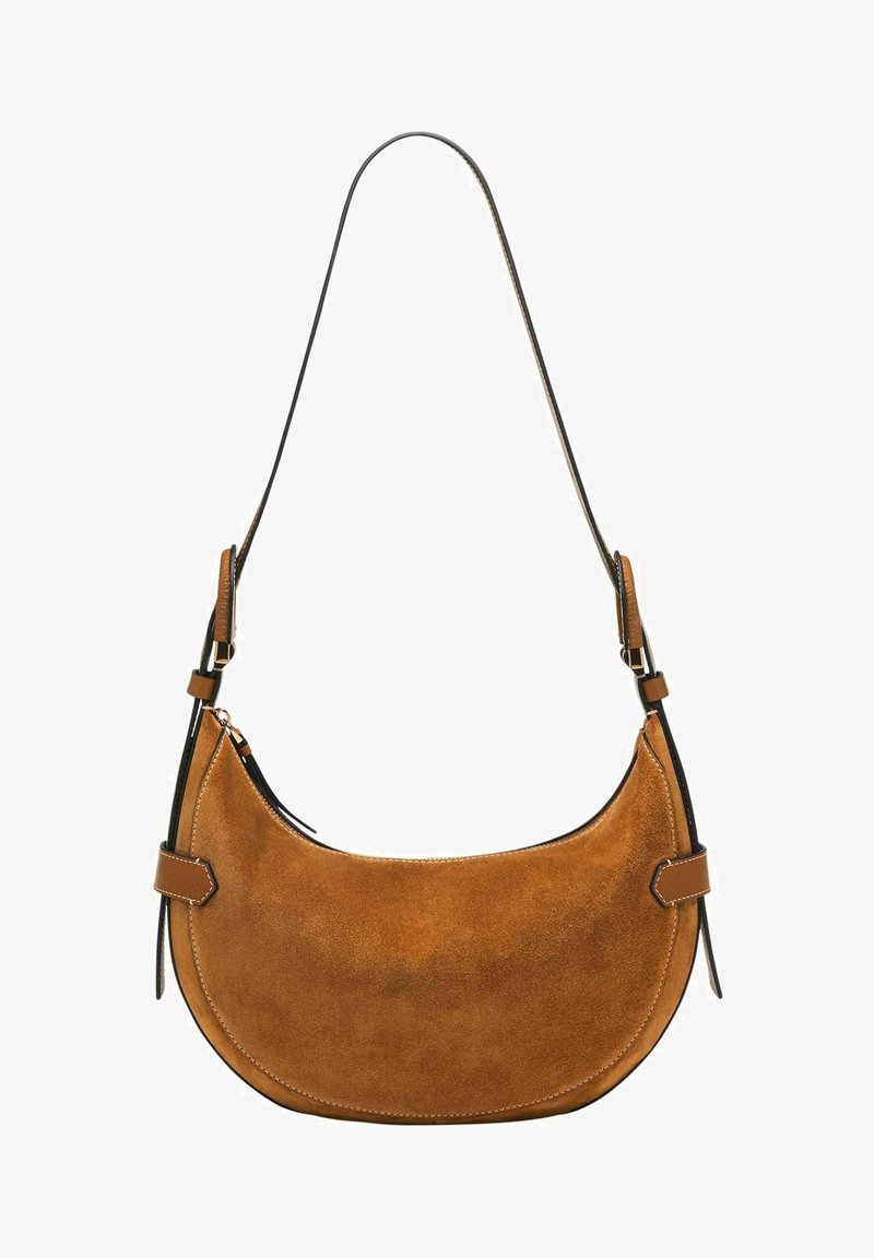 Sac à épaule en daim marron avec une forme courbée, une bandoulière en cuir noir réglable, une fermeture éclair et des accents en cuir marron contrastés.