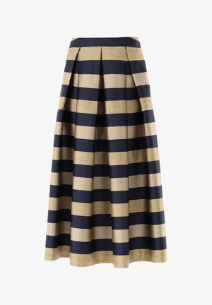 Lange plissierte Skirt mit abgestuften Blau- und Goldstreifen. Der Stoff hat eine glatte Textur und zeigt breite horizontale goldene und beige Bänder auf einem marineblauen Grund.