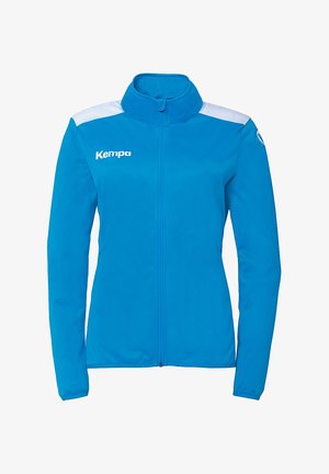 Blauwe sportjack gemaakt van lichtgewicht stof. Heeft witte accenten op de schouders en een rits aan de voorkant. Logo gedrukt op de borst.