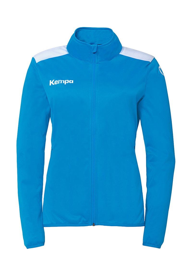 Blå sportsjakke lavet af letvægtsstof. Har hvide accenter på skuldrene og en lynlås foran. Logoet er trykt på brystet.