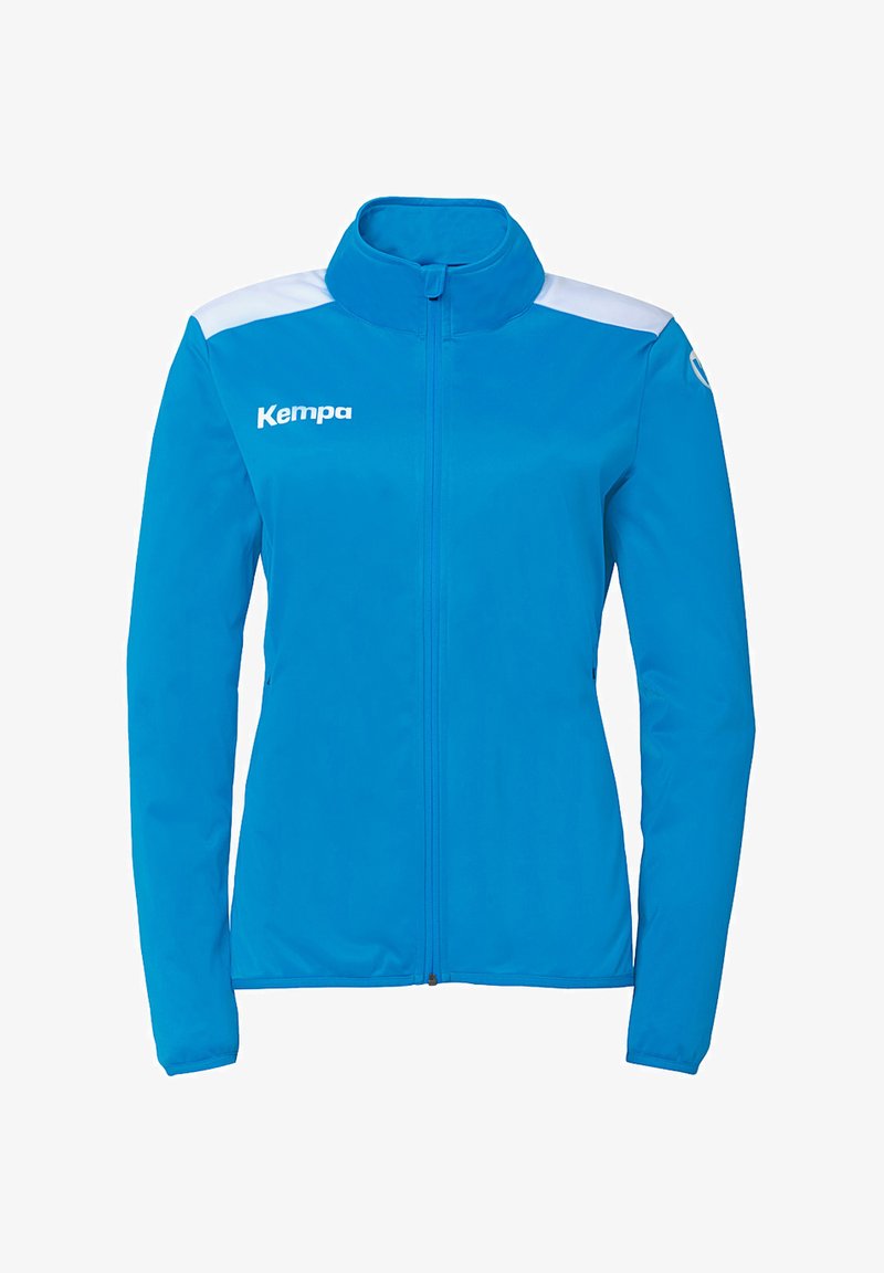 Blå sportsjakke lavet af letvægtsstof. Har hvide accenter på skuldrene og en lynlås foran. Logoet er trykt på brystet.