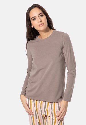 Langärmliges taupefarbenes Hemd mit rundem Ausschnitt, aus weichem Stoff; getragen mit mehrfarbigen, gestreiften Hosen in den Farbtönen Pink, Orange und Braun.