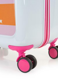 Maleta rígida blanca con un diseño en naranja y rosa, que presenta cremalleras rosas y acentos brillantes. Incluye cuatro ruedas rosas para mayor movilidad.