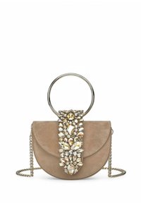 Bolso de ante beige con forma semicircular, adornado con una correa de rhinestones y un asa metálica redonda, con acentos de cadena en la correa.