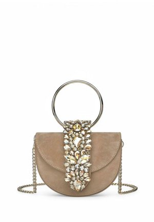 Bolso de ante beige con forma semicircular, adornado con una correa de rhinestones y un asa metálica redonda, con acentos de cadena en la correa.