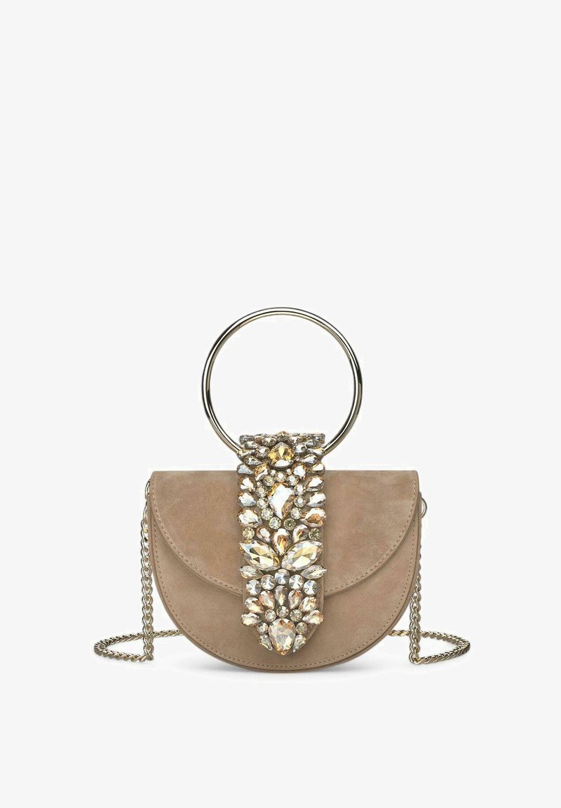 Bolso de ante beige con forma semicircular, adornado con una correa de rhinestones y un asa metálica redonda, con acentos de cadena en la correa.