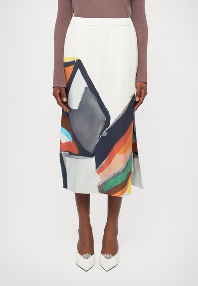 Une jupe midi colorée présentant un mélange de motifs géométriques dans des nuances de bleu, d'orange et de gris sur un fond blanc. Taille élastique.