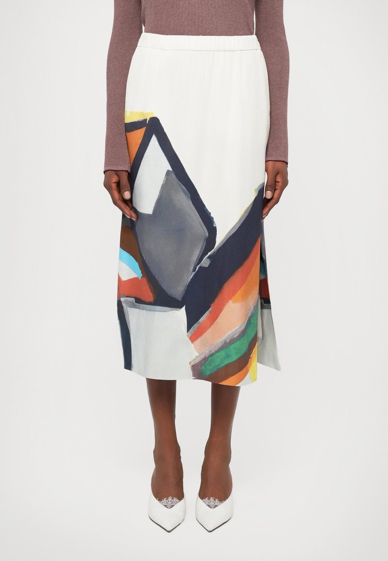 Egy színes midi szoknya, amely geometriai minták mixét tartalmazza kék, narancs és szürke árnyalatokban, fehér háttéren. Rugalmas derékrész.