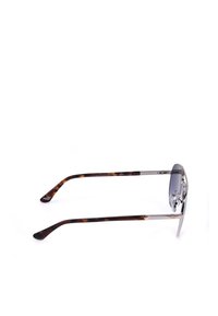 Lunettes de soleil avec fines montures en métal argenté et branches à motif écaille, vues de côté sur fond blanc.