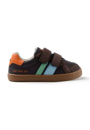 Baskets synthétiques marron avec des bandes Velcro, présentant des rayures vertes et bleues, un accent au talon orange et un imprimé "BONNE JOURNÉE !".