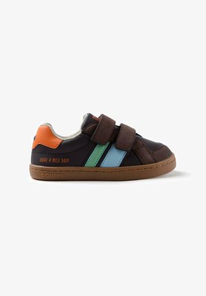 Zapatillas sintéticas marrones con correas de velcro, que presentan rayas verdes y azules, un detalle en el talón naranja y el texto "¡QUE TENGAS UN BUEN DÍA!".