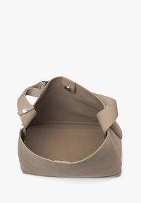 Beżowa skórzana torebka o miękkiej teksturze, z otwartym wierzchem i wewnętrzną kieszenią. Posiada szeroki pasek i zapięcie na nap.