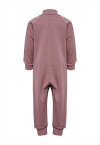Lys mauve heldragt med lange ærmer, trykknapper på skuldrene, ribbede manchetter og glat tekstur. Har en afslappet pasform.