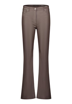Pantaloni da donna in ecopelle marrone con tasche anteriori, passanti per cintura, chiusura con bottone e gambe leggermente svasate.