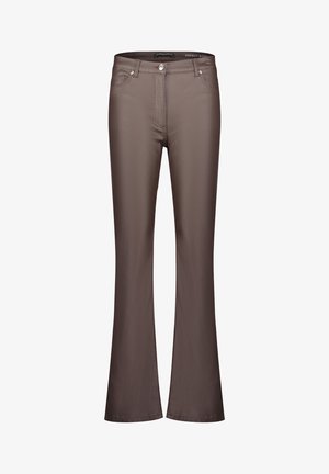 Pantaloni da donna in ecopelle marrone con tasche anteriori, passanti per cintura, chiusura con bottone e gambe leggermente svasate.