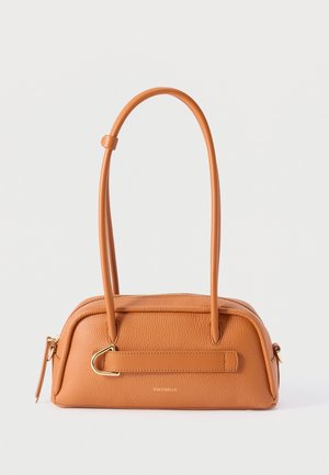 Tan lederen handtas met dubbele handvatten, gouden gespdetail en ritssluiting, met het merk "Coccinelle" centraal aan de voorkant.