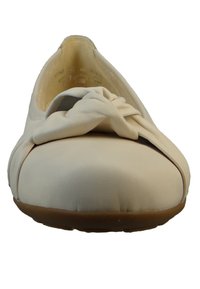 Hellbeige flache Schuhe aus glattem Material, mit einem geknoteten Akzent an der Zehe und einer Gummisohle für besseren Halt.