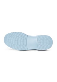 Semelle de chaussure bleu clair avec motif de grip texturé, comprenant des crêtes parallèles et des formes géométriques pour la traction au talon et à l’avant-pied.