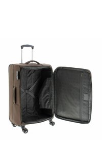 Valigia morbida con guscio marrone, dotata di manico estensibile, quattro ruote, due scomparti e interno nero strutturato con tasche con cerniera.
