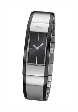 Montre-bracelet rectangulaire argentée et noire avec un cadran noir, des marqueurs d'heure blancs minimaux, des aiguilles argentées et un bracelet en maillons en acier inoxydable.