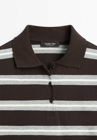 Brun poloshirt med grå og hvide vandrette striber, tre sorte knapper og en slået krave.