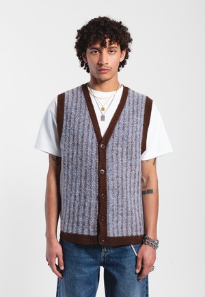 Cappotto lavorato a maglia in blu chiaro e marrone, con scollo a V, chiusura con bottoni, texture a coste e motivo a strisce verticali.