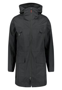 Parka imperméable noire avec une capuche, dotée d'une fermeture éclair frontale, de deux poches poitrine, et d'une coupe mi-cuisse. Texture lisse, branding minimal.