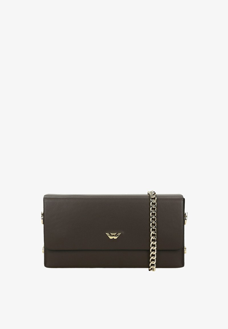 Braune Leder-Clutch mit glatter Textur, goldenen Beschlägen, einem umklappbaren Deckel und einem silbernen Kettenriemen zum Tragen.