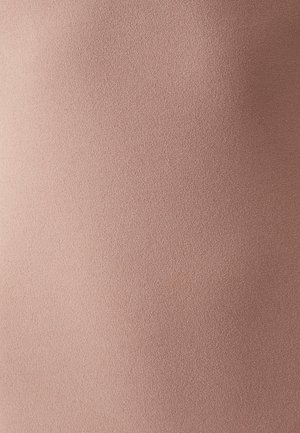 Struktura tkanine v mehki, zamehni rožnati barvi, z gladkim, mat zaključkom in subtilnim, enotnim tkanjem po vsej površini.