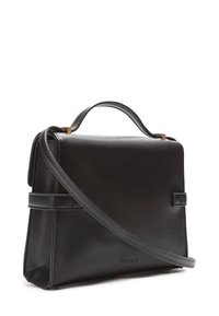 Čierna kožená kabelka so štruktúrovaným dizajnom, pravouhlým tvarom, horným uchom a nastaviteľným ramenným popruhom; na prednej strane je jemné logo.