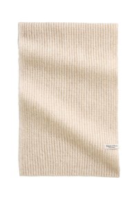 Geribbelde crèmekleurige gebreide sjaal van zacht materiaal, met een klein logo-label in de rechtsonderhoek.
