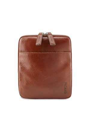 Quadratische braune Ledertasche mit Vorderfach, zwei Reißverschluss-Schiebern oben und geprägt "PICARD" Logo unten rechts.