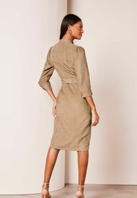 Lipsy 3/4 SLEEVE BELTED  PETITE REGULAR FIT - Särkkleit - camel suedette