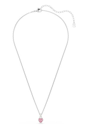 Collar de cadena de plata con pequeño colgante rosa en forma de corazón montado en plata, mostrado sobre fondo blanco.