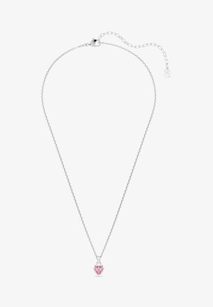Collier en chaîne d'argent avec petit pendentif rose en forme de cœur serti en argent, présenté sur fond blanc.