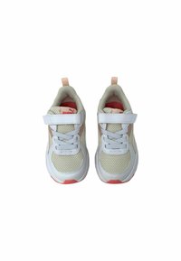 Zapatillas deportivas de color gris claro con parte superior de malla, acentos rosas en contraste, cordones blancos y una correa de velcro. Punta redondeada y suela acolchada.