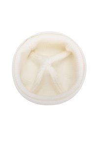 Cappello lavorato a maglia bianco a forma circolare, con un interno morbido e texturizzato e un risvolto a coste per una vestibilità aderente. Nessun motivo o hardware visibile.