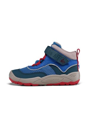 Blauwe en grijze kindersneaker met rode accenten, mesh bovenwerk, gevoerde enkel en een enkele verstelbare klittenbandsluiting.