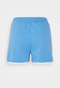 Calções de algodão azuis com uma textura suave, cintura elástica e acabamento branco na barra. Sem bolsos visíveis. Design simples.