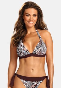 Trójkątny top bikini z materiału w wieloma wzorami w ziemistych odcieniach oraz jednolitą brązową opaską; pasujące majtki bikini z wiązaniami.