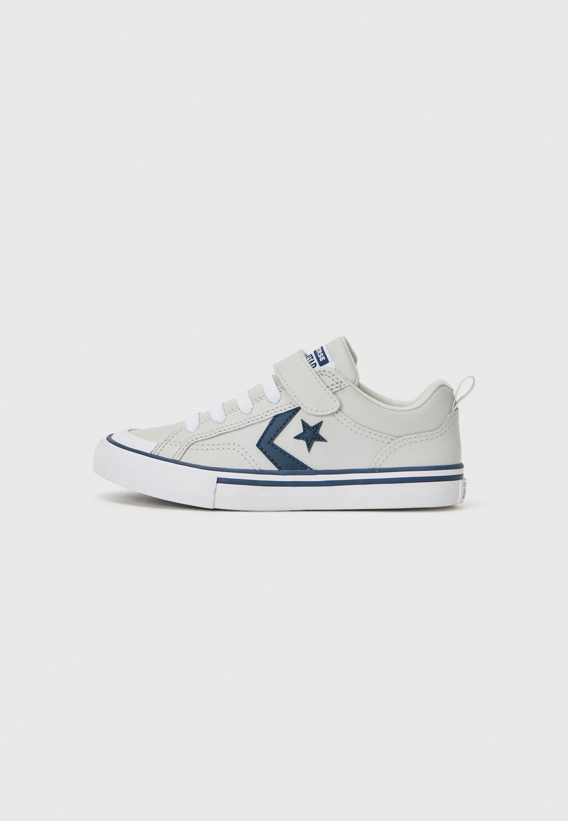 Grau vegane Ledersneaker mit weißen Schnürsenkeln, marineblauen Akzenten und einem Stern-Logo. Verfügt über einen Klettverschluss und eine Gummisohle.
