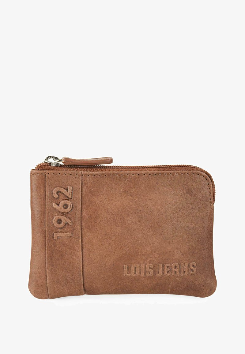 Cartera de cuero marrón con el grabado "1962" y "LOIS JEANS." Presenta un cierre con cremallera y una textura suave, con una forma rectangular compacta.