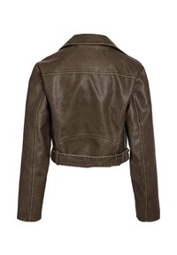 Καφέ κοντό σακάκι από συνθετικό δέρμα με μακριά μανίκια, φαρδιά γιακά και λουρί στη ράχη, σε εικόνα από πίσω.