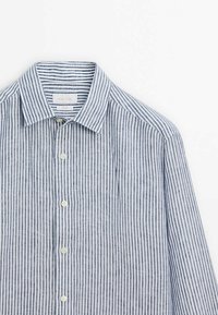 Lange mouwen overhemd met blauw-witte verticale strepen en een klassieke kraag op een witte achtergrond.