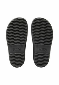 Schwarze Gummisohlen mit einem gewellten Texturmuster und geprägtem "reima"-Logo, entworfen für Rutschfestigkeit und Langlebigkeit. Größe 28.