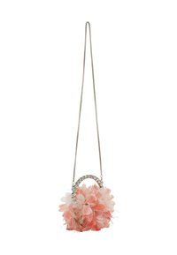 Borsa floreale con petali rosa e bianchi, tracolla in catena argentata e manico incastonato di gioielli. Forma circolare con dettagli floreali texture.