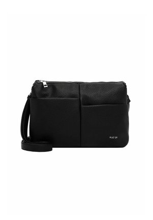 Sac bandoulière en cuir noir avec poches avant fendues, fermeture éclair argentée et sangle réglable, petit logo "RUE 09" sur la poche avant.